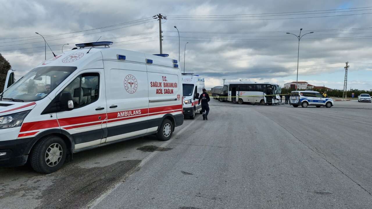 Karaman’da işçi servisi TIR’la çarpıştı! Çok sayıda yaralı var 3